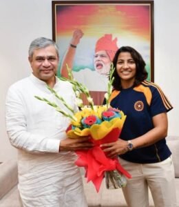 रेल मंत्री अश्विनी वैष्णव से उत्तराखंड की क्रिकेटर स्नेह राणा ने टीम के साथ की मुलाकात