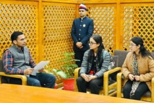 त्वरित न्याय का नया मॉडल : संकट में बेटियों का सहारा बने DM सविन बंसल, B.Com ऑनर्स में दिलाया तुरंत दाखिला, पिता की मृत्यु के बाद पढ़ाई और क़र्ज़ के बोझ से आया संकट, दिलाया समाधान!