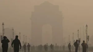 दिल्ली में प्रदूषण का कहर बरकरार : घने कोहरे और स्मॉग से दृश्यता शून्य, AQI ‘खतरनाक’ श्रेणी में