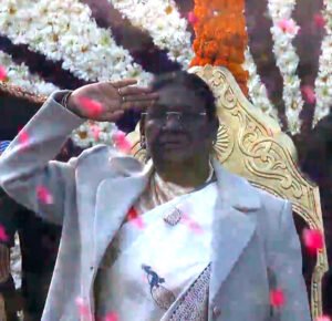 कर्तव्य पथ पर राष्ट्रपति मुर्मु ने फहराया 77वें गणतंत्र दिवस का तिरंगा