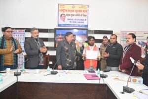 सड़क दुर्घटनाओ को कम करने के लिए सभी पेट्रोल पंपों पर यह अनिवार्य किया जाए कि बिना हलमेट के दो पहिया वाहन चालकों को किसी भी दशा में पेट्रोल न उपलब्ध कराया जाए: नरेश बंसल