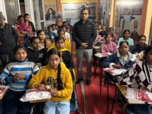 पाठशाला में बच्चों का उत्साहवर्धन करने पहुंचे डीएम हरिद्वार मयूर दीक्षित, शिक्षा और स्वच्छता का दिया संदेश