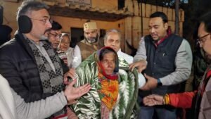 शीतलहर से राहत एवं बचाव के लिए देर रात्रि को गरीब व्यक्तियों के बीच पहुंचे उपाध्यक्ष आपदा प्रबंधन विनय रोहिला