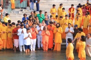 परमार्थ गंगा तट पर विश्व के अनेक देशों से आये श्रद्धालुओं, पर्यटकों, योग जिज्ञासुओं ने स्वामी चिदानन्द सरस्वती के पावन सान्निध्य में गंगा जी में डुबकी लगाकर मनायी मकर संक्रान्ति