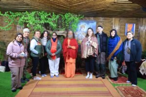 परमार्थ निकेतन दर्शनार्थ आया पर्यटकों का दल