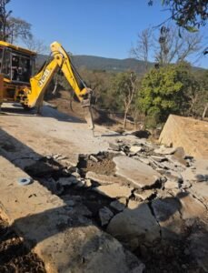 अवैध प्लांटिंग; सरकारी सम्पतियों में अतिक्रमण पर डीएम सख्त; ध्वस्तीकरण अभियान शुरू