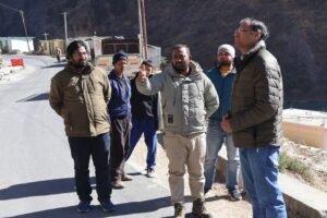 शीतकाल के अंतिम प्रवास वाले गांव लौंग पहुंचे जिलाधिकारी, ग्रामीणों की समस्याओं के समाधान का दिया आश्वासन