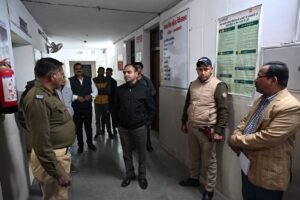 जिलाधिकारी ने किया उप जिला मेला चिकित्सालय एवं जिला महिला चिकित्सालय का औचक निरीक्षण
