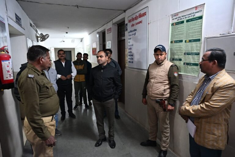 जिलाधिकारी ने किया उप जिला मेला चिकित्सालय एवं जिला महिला चिकित्सालय का औचक निरीक्षण