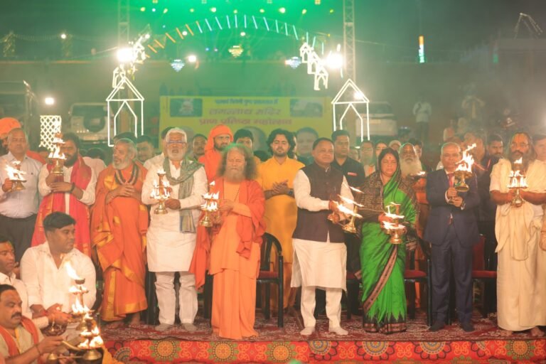 संगम तट, परमार्थ न्यू अरैल घाट की दिव्य व भव्य गंगा आरती में उड़ीसा के माननीय मुख्यमंत्री मोहन चरण माझी एवं धर्मपत्नी डॉ. प्रियंका मार्डन की गरिमामयी उपस्थिति