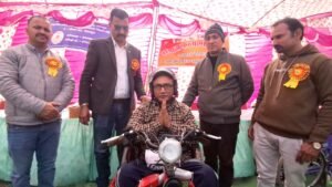 डीएम सविन बंसल के निर्देशन में जिले के दिव्यांग व वरिष्ठजनों को मिला सहारा