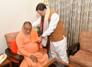 मुख्यमंत्री धामी ने की जगद्गुरु शंकराचार्य स्वामी राजराजेश्वराश्रम महाराज से शिष्टाचार भेंट