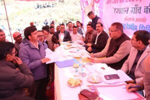 प्रशासन गांव की ओरः न्याय पंचायत सरोना में कैबिनेट मंत्री की उपस्थित में एडीएम ने सुनी जन समस्याएं