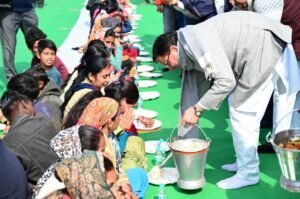 टनकपुर में संस्कृति और समरसता का उत्सव, मुख्यमंत्री ने लिया खिचड़ी प्रसाद