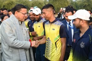 स्व0 मनीष चंद स्मृति द्वितीय ग्रामीण क्रिकेट टूर्नामेंट के समापन एवम् पुरुस्कार वितरण समारोह में मा0 मुख्यमंत्री धामी ने प्रतिभाग कर खिलाड़ियों को पुरुस्कार वितरित किये 