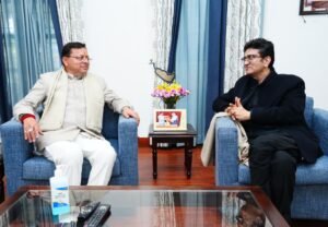 मुख्यमंत्री धामी से केंद्रीय फिल्म प्रमाणन बोर्ड के अध्यक्ष, प्रख्यात लेखक, कवि एवं गीतकार प्रसून जोशी ने की शिष्टाचार भेंट
