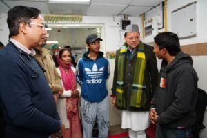 देर रात दून मेडिकल कॉलेज चिकित्सालय पहुंचे मुख्यमंत्री, व्यवस्थाओं का लिया जायजा