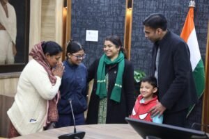 मा0 मुख्यमंत्री के निर्देश पर जिला प्रशासन ने विधवा शांति राणा की 8वीं में पढ रही बेटी अंशिका की कक्षा 12 तक की एकमुश्त 1.62 लाख फीस कराई स्कूल प्रबन्धन के खाते में जमा