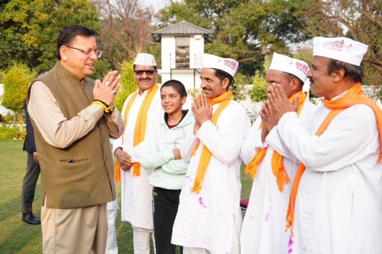 मुख्यमंत्री धामी को चम्पावत से आए होल्यारों ने दी होली की शुभकामनाएं
