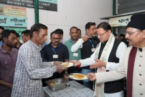 हल्द्वानी में थाल सेवा में शामिल हुए मुख्यमंत्री धामी, जरूरतमंदों को स्वयं परोसा भोजन