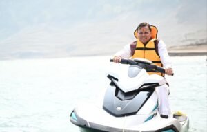 टिहरी झील में रोमांच के सफर पर निकले सीएम