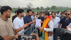 मुख्यमंत्री ने जनता से मुलाकात कर जनसमस्याएं सुनी तथा समाधान करने के निर्देश अधिकारियों को दिए