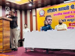 ग्रामीण क्षेत्र के बच्चों के बीच पहुंचे जिलाधिकारी, शिक्षक बनकर किया मार्गदर्शन