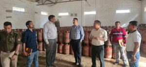 एलपीजी गैस की कालाबाजारी पर जिला प्रशासन सख्त, गैस एजेंसियों का औचक निरीक्षण