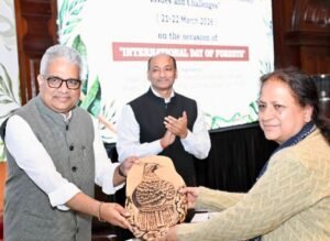 ICFRE की महानिदेशक ने केंद्रीय मंत्री भूपेंद्र यादव को प्रतीक चिन्ह भेंट किया