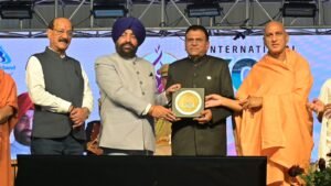 अंतर्राष्ट्रीय योग महोत्सव-2026 में राज्यपाल ने किया डॉ. नरेश चैधारी को सम्मानित