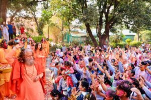 सभी के जीवन में सुख, समृद्धि और सफलता के रंगों की मधुर बौछार हो: स्वामी चिदानन्द सरस्वती