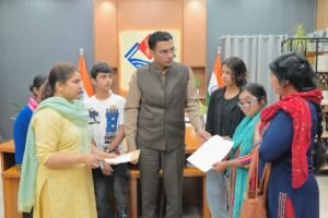 08 वर्षों से लापता पति; 02 दिव्यांग बेटियों सहित 05 बच्चों की जिम्मेदारी तले दबी मीना ठाकुर की पीड़ा हरने आया जिला प्रशासन; सीएसआर फंड से 01 लाख हस्तांतरण