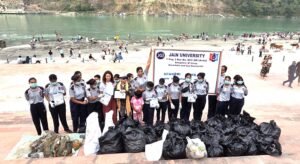 गंगा तट पर स्वच्छता का संकल्प: शिव गंगा क्लीनिंग ट्रस्ट के अभियान में NCC कैडेट्स और स्थानीय टीम की सक्रिय भागीदारी