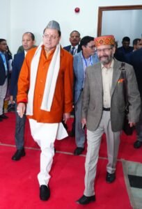 विस बजट सत्र में प्रस्थान करते हुए सीएम धामी