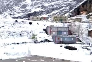 मनाली-लाहौल घाटी में बर्फबारी, लौटी ठंड