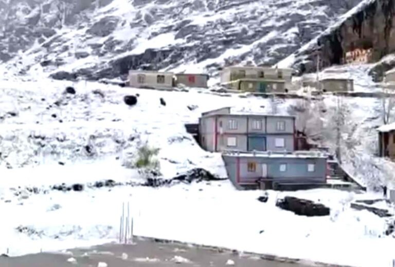 मनाली-लाहौल घाटी में बर्फबारी, लौटी ठंड