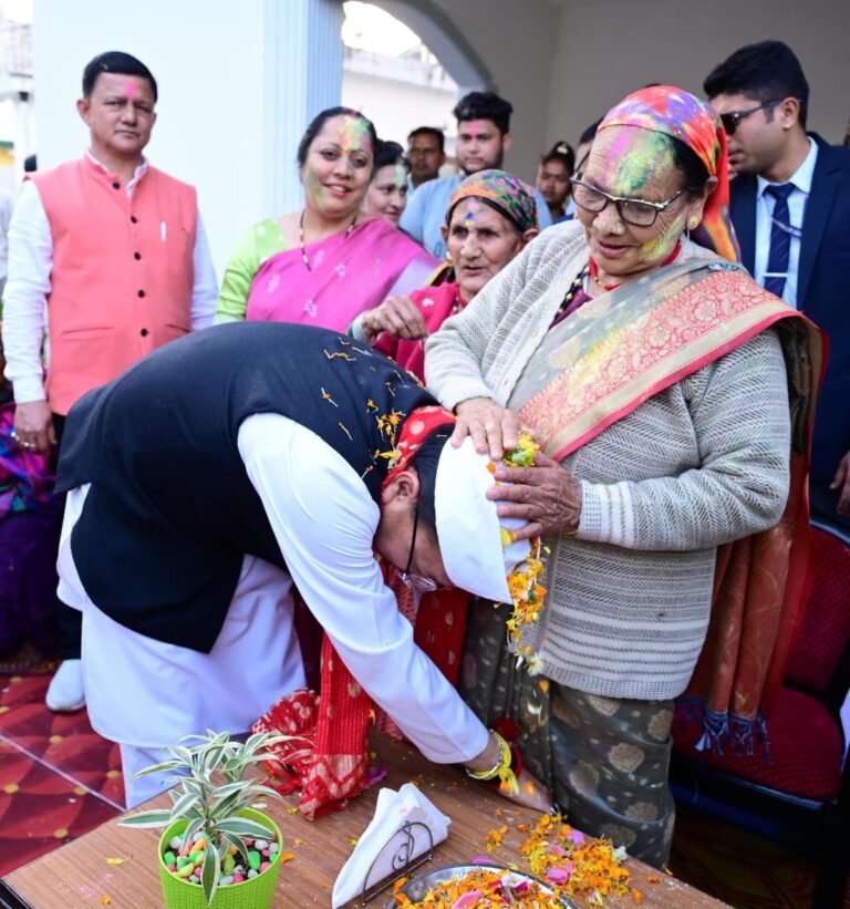 मुख्यमंत्री धामी के निजी आवास पर होली पर्व पारंपरिक हर्षोल्लास एवं सांस्कृतिक गरिमा के साथ मनाया