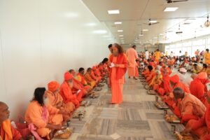 अनंत अंबानी के जन्मदिवस पर परमार्थ गंगा तट पर सेवा, संस्कार और समर्पण का दिव्य संगम