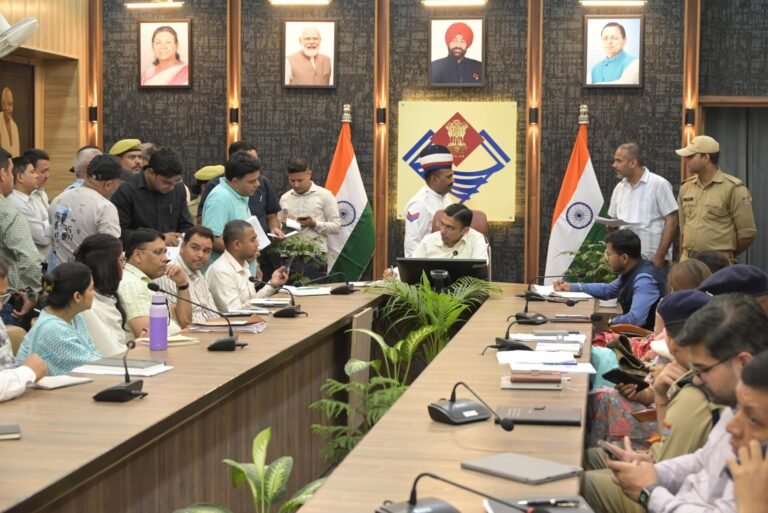 जिलाधिकारी की अध्यक्षता में जनता दरबार का आयोजन कर किया गया जनसमस्याओं का निस्तारण