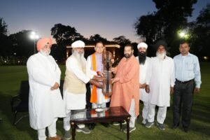 बैसाखी पर सीएम धामी से सिक्ख प्रतिनिधिमंडल की भेंट, सौंपा सरोपा