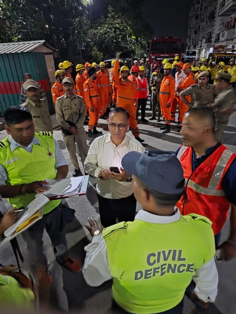  मॉक ड्रिल आयोजित:  एयर अटैक की सूचना प्राप्त होने पर जनपद में निर्धारित मानकों के अनुसार त्वरित कार्यवाही की