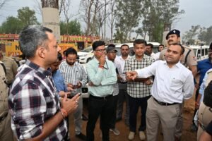 चारधाम यात्रा को सुगम एवं सुव्यवस्थित ढंग से संचालित करने के लिए परिवहन विभाग द्वारा बनाए गए ग्रीन कार्ड केंद्र का जिलाधिकारी एवं वरिष्ठ पुलिस अधीक्षक ने निरीक्षण कर उपलब्ध सुविधाओं एवं व्यवस्थाओं का लिया जायजा