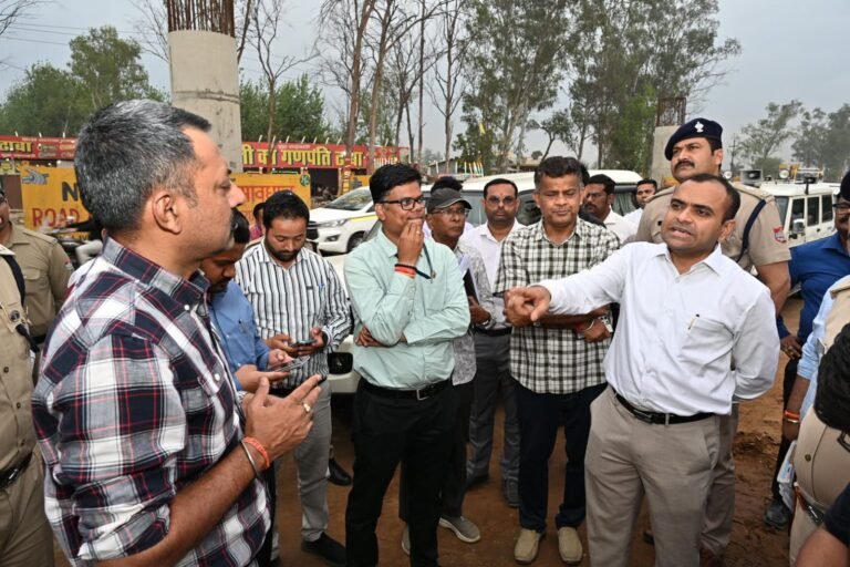 चारधाम यात्रा को सुगम एवं सुव्यवस्थित ढंग से संचालित करने के लिए परिवहन विभाग द्वारा बनाए गए ग्रीन कार्ड केंद्र का जिलाधिकारी एवं वरिष्ठ पुलिस अधीक्षक ने निरीक्षण कर उपलब्ध सुविधाओं एवं व्यवस्थाओं का लिया जायजा