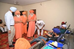 निर्मल आश्रम अस्पताल द्वारा स्वैच्छिक रक्तदान शिविर का आयोजन किया