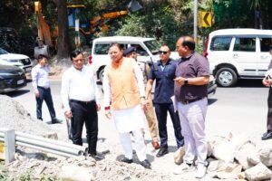 सीएम धामी ने मसूरी रोड स्थित शिव मंदिर के निर्माणाधीन पुल का किया स्थलीय निरीक्षण