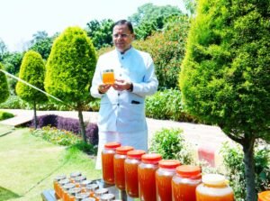 मुख्यमंत्री धामी ने मुख्यमंत्री आवास परिसर में शहद निकालने की प्रक्रिया का अवलोकन किया
