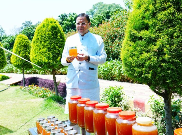मुख्यमंत्री धामी ने मुख्यमंत्री आवास परिसर में शहद निकालने की प्रक्रिया का अवलोकन किया
