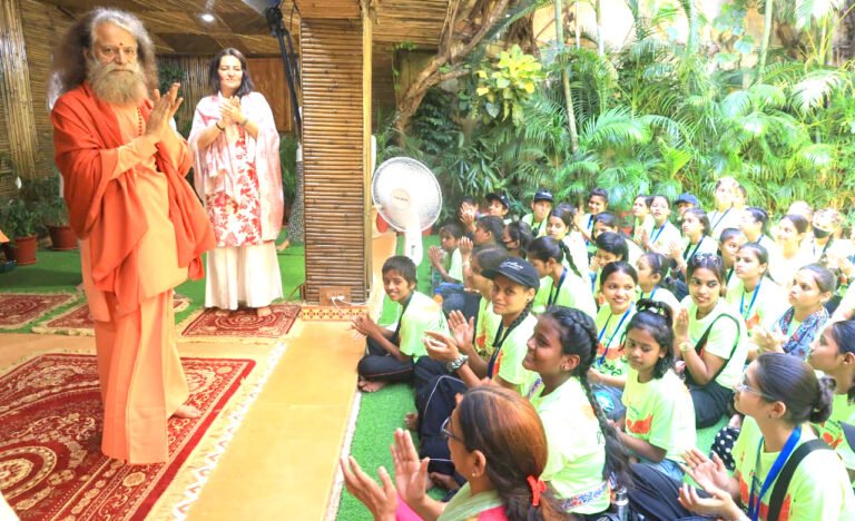 दर्द से दिव्यता तक रेस्क्यू फाउंडेशन की सैकड़ों बच्चियों ने परमार्थ निकेतन में पाया जीवन का नया सूर्याेदय