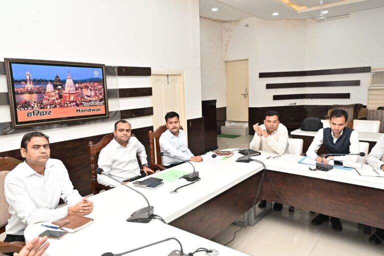 मां गंगा को स्वच्छ एवं निर्मल रखने के लिए किसी भी दशा में नालियों एवं गदेरों का गंदा पानी गंगा नदी में न जाए : जिलाधिकारी