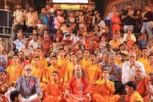 परमार्थ गंगा आरती में स्वर साम्राज्ञी आशा भोसले जी को अर्पित की भावपूर्ण श्रद्धांजलि